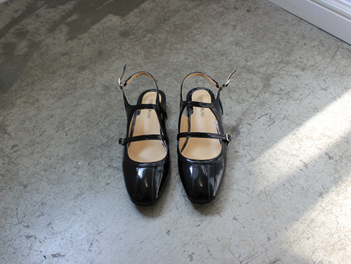 enamel strap shoes : black 샘플