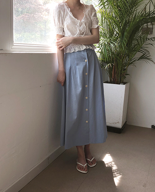 windy button skirt