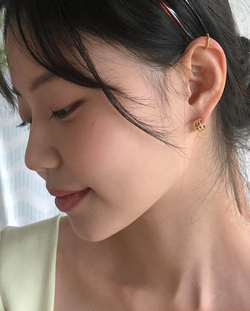 minimal gold earring : gold