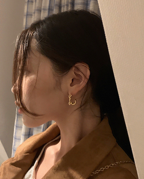 twisted earrings : gold