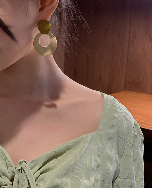 mat round earrings : mustard